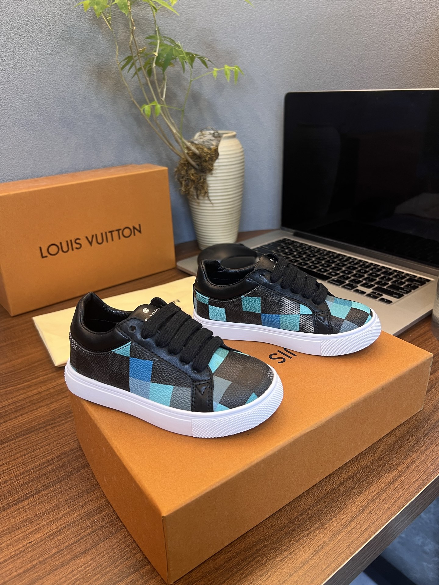 Children's shoes child
